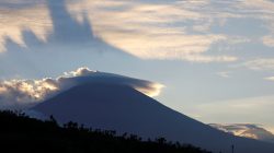 The sun sets behind Mount Agung, a volcano on the highest alert level, from Amed on the resort island of Bali, Indonesia September 25, 2017.