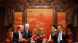 U.S. Secretary of Commerce Wilbur Ross meets Chinese Premier Li Keqiang at the Zhongnanhai state guesthouse in Beijing, China, September 25, 2017.