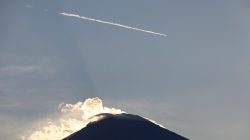 Menacing Bali volcano throws tourists' plans into jeopardy