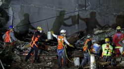 Rescue teams remove rubble of a collapsed building after an earthquake in Mexico City, Mexico September 26, 2017. REUTERS/Daniel Becerril