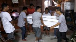 Residents carry the coffin of an alleged drug dealer, whom police said killed in a buy bust drug operation in Malolos, Bulacan in the Philippines March 7, 2017. REUTERS/Erik De Castro