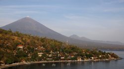 Jemeluk beach is seen some 15 km away from Mount Agung, a volcano on the highest alert level, in Amed on the resort island of Bali, Indonesia October 2, 2017. REUTERS/Darren Whiteside