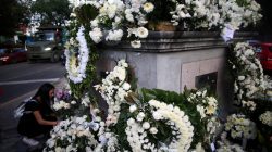 People put floral wreaths for the students of the Enrique Rebsamen school after an earthquake in Mexico city, Mexico September 22, 2017. REUTERS/Edgard Garrido