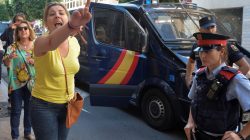 A woman reacts as National Police officers leave their hotel in Reus, south of Barcelona, Spain October 5, 2017. REUTERS/Vincent West
