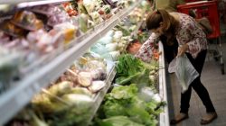 People buy food and other staple goods inside a supermarket in Caracas, Venezuela, July 25, 2017. REUTERS/Ueslei Marcelino