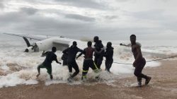 People pull the wreckage of a propeller-engine cargo plane after it crashed in the sea near the international airport in Ivory Coast's main city, Abidjan, October 14, 2017. REUTERS/Ange Aboa