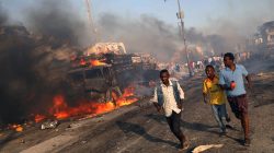Civilians evacuate from the scene of an explosion in KM4 street in the Hodan district of Mogadishu, Somalia October 14, 2017. REUTERS/Feisal Omar TPX IMAGES OF THE DAY