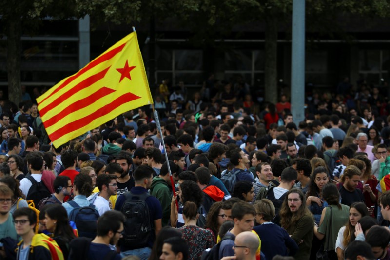 Students wave an Estelada (Catalan separatist flag) during a gathering to protest against the imprisonment of leaders of two of the largest Catalan separatist organizations, Catalan National Assembly's Jordi Sanchez and Omnium's Jordi Cuixart, who were jailed by Spain's High Court, in Barcelona, Spain, October 17, 2017. REUTERS/Ivan Alvarado