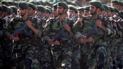 FILE PHOTO: Members of Iran's Revolutionary Guards march during a military parade to commemorate the 1980-88 Iran-Iraq war in Tehran September 22, 2007. REUTERS/Morteza Nikoubazl/File Photo