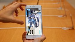 An Apple employee showcases the augmented reality on an iPhone 8 Plus at the Apple Orchard Shop in Singapore September 22, 2017. REUTERS/Edgar Su