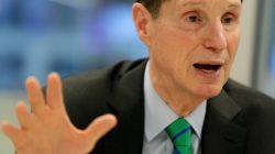 Senators push bill requiring warrant for U.S. data under spy law