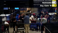 International passengers arrive at Washington Dulles International Airport after clearing immigration and customs in Dulles, Virginia, U.S. September 24, 2017. REUTERS/James Lawler Duggan
