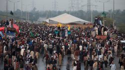 Pakistan issues 'last warning' to Islamists blocking entrance to capital