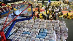 Soldiers and civilians prepare relief goods to be distributed to evacuees who are affected by the eruption of Mount Mayon volcano, in Legazpi city, Albay province, Philippines January 26, 2018. REUTERS/Romeo Ranoco