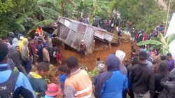 Locals surround a house that was covered by a landslide in the town of Mendi after an earthquake struck Papua New Guinea's Southern Highlands in this image taken February 27, 2018 obtained from social media. Francis Ambrose/via REUTERS