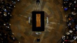Members of the public visit the late U.S. evangelist Billy Graham as he lies in honor in the Rotunda of the U.S. Capitol in Washington, U.S. February 28, 2018. REUTERS/Leah Millis