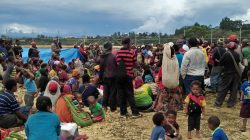 People displaced by an earthquake gather at a relief centre in the central highlands of Papua New Guinea March 1, 2018. Milton Kwaipo/Caritas Australia/Handout via REUTERS