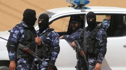 Palestinian security forces loyal to Hamas take up positions during an operation to arrest the main suspect in an assassination attempt against Palestinian Prime Minister Rami Hamdallah, in the central Gaza Strip March 22, 2018. REUTERS/Ibraheem Abu Mustafa