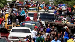 Venezuelans line up to cross into Colombia at the border in Paraguachon, Colombia, Feb. 16, 2018. REUTERS/Jaime Saldarriaga/File Photo