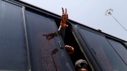 Central American migrants, moving in a caravan through Mexico, gesture as they arrive from Puebla city to La Casa del Peregrino, a temporary shelter set up for them by the Catholic church in Mexico City, Mexico April 9, 2018. REUTERS/Edgard Garrido