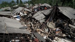 Rescue workers and volunteers clear an area of debris following yesterday's 4.4 magnitude quake in Kertosari Village, Banjarnegara, Central Java, Indonesia April 19, 2018 in this photo taken by Antara Foto. Antara Foto/Idhad Zakaria / via REUTERS