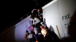 Central American migrants, moving in a caravan through Mexico, climb up on a wagon of a freight train before embarking on a new leg of their travels, in Tlaquepaque, in Jalisco state, Mexico April 19, 2018. REUTERS/Edgard Garrido