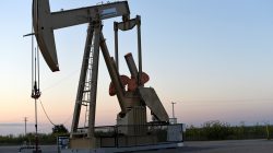FILE PHOTO: A pump jack operates at a well site leased by Devon Energy Production Company near Guthrie, Oklahoma September 15, 2015. REUTERS/Nick Oxford/File Photo