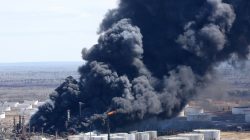 Dark smoke rises from Husky Energy oil refinery following an explosion in Superior, Wisconsin, U.S., April 26, 2018. REUTERS/Robert King/Duluth News Tribune