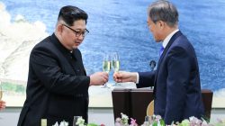 South Korean President Moon Jae-in and North Korean leader Kim Jong Un share a toast at the truce village of Panmunjom inside the demilitarized zone separating the two Koreas, South Korea, April 27, 2018. Korea Summit Press Pool/Pool via Reuter