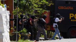 Anti-terror policemen walk during a raid of a house of a suspected terrorist at Medokan Ayu area in Surabaya, Indonesia May 15, 2018. REUTERS/Sigit Pamungkas