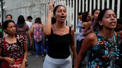 Relatives of inmates react outside a detention center of the Bolivarian National Intelligence Service (SEBIN), where a riot occurred, according to relatives, in Caracas, Venezuela May 16, 2018. REUTERS/Carlos Garcia Rawlins