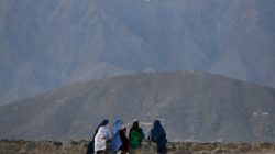 Afghan women look down at part of the city from a hill top in the early morning hours in Kabul, Afghanistan July 30, 2015. REUTERS/Ahmad Masood