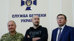 Russian journalist Arkady Babchenko (C), who was reported murdered in the Ukrainian capital on May 29, Ukrainian Prosecutor General Yuriy Lutsenko (R) and head of the state security service (SBU) Vasily Gritsak attend a news briefing in Kiev, Ukraine May 30, 2018. REUTERS/Valentyn Ogirenko