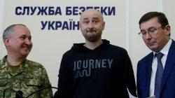 Russian journalist Arkady Babchenko (C), who was reported murdered in the Ukrainian capital on May 29, Ukrainian Prosecutor General Yuriy Lutsenko (R) and head of the state security service (SBU) Vasily Gritsak attend a news briefing in Kiev, Ukraine May 30, 2018. REUTERS/Valentyn Ogirenko