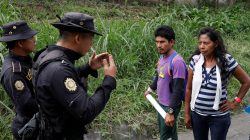Eufemia Garcia, 48, who lost 50 members of her family during the eruption of the Fuego volcano, argues with a police officer trying to enter to search for her family in San Miguel Los Lotes Escuintla, June 9, 2018. Picture taken June 9, 2018. REUTERS/Carlos Jasso