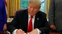 U.S. President Donald Trump signs an executive order on immigration policy in the Oval Office of the White House in Washington, U.S., June 20, 2018. REUTERS/Leah Millis