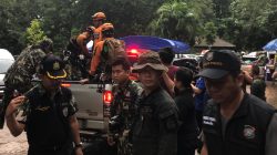 Thai military personnel and rescuers are seen outside the Tham Luang caves, where 13 members of an-under 16 soccer team are trapped, in the northern province of Chiang Rai, Thailand, June 25, 2018. REUTERS/Stringer