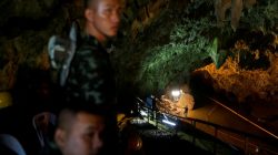 Soldiers and rescue workers work in Tham Luang cave complex, as an ongoing search for members of an under-16 soccer team and their coach continues, in the northern province of Chiang Rai, Thailand, July 1, 2018. REUTERS/Soe Zeya Tun