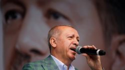 FILE PHOTO: Turkish President Tayyip Erdogan addresses his supporters during an election rally in Istanbul, Turkey, June 23, 2018. REUTERS/Alkis Konstantinidis/File Photo