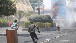 People run away as police uses tear gas to disperse people in a street of Port-au-Prince, Haiti, July 8, 2018. REUTERS/Andres Martinez Casares