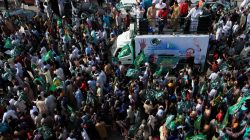 FILE PHOTO: Supporters of the Pakistan Muslim League - Nawaz (PML-N) chant march towards the airport to welcome ousted Prime Minister Nawaz Sharif and his daughter Maryam, in Lahore, Pakistan July 13, 2018. REUTERS/Mohsin Raza/File Photo