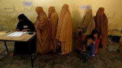 Women, clad in burqas, stand in line to cast their ballot at a polling station during general election in Peshawar, Pakistan July 25, 2018. REUTERS/Fayaz Aziz