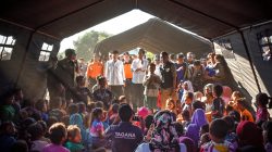 Indonesian President Joko Widodo (C) talks to earthquake victims inside a makeshift tent at Madayin village in Lombok Timur, Indonesia, July 30, 2018. Antara Foto/Ahmad Subaidi/via REUTERS