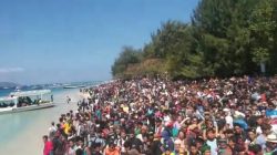 People crowd on the shore as they attempt to leave the Gili Islands after an earthquake Gili Trawangan, in Lombok, Indonesia, August 6, 2018, in this still image taken from a video. Indonesia Water Police/Handout/via REUTERS