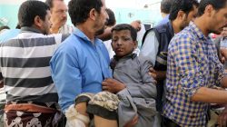 A Yemeni man holds a boy who was injured by an airstrike in Saada, Yemen August 9, 2018./REUTERS/Naif Rahma