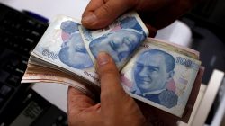 FILE PHOTO: A money changer counts Turkish lira banknotes at a currency exchange office in Istanbul, Turkey August 2, 2018. REUTERS/Murad Sezer/File Photo