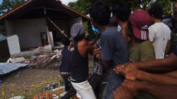 Residents pull down an earthquake damaged house in Kayangan, North Lombok, Indonesia August 12, 2018 in this photo taken by Antara Foto. Picture taken August 12, 2018. Antara Foto/Zabur Karuru/ via REUTERS