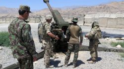 U.S. military advisers from the 1st Security Force Assistance Brigade work with Afghan soldiers at an artillery position on an Afghan National Army base in Maidan Wardak province, Afghanistan August 6, 2018. REUTERS/James Mackenzie