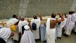 Muslim pilgrims cast stones at a pillar that symbolizes Satan, during the annual haj pilgrimage in Mena, Saudi Arabia August 21, 2018. REUTERS/Zohra Bensemra