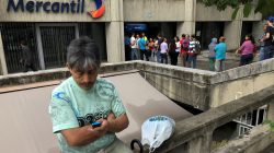 People queue to withdraw cash from automated teller machines (ATM) at a Mercantil bank branch in Caracas, Venezuela August 21, 2018. REUTERS/Carlos Garcia Rawlins